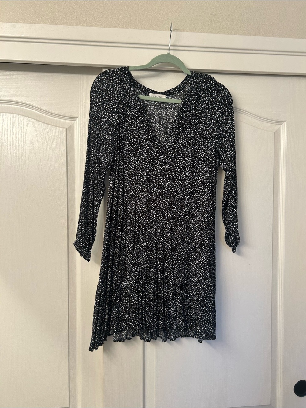 Carly Jean Los Angeles Black & White Floral Pleated Long-Sleeve Dress